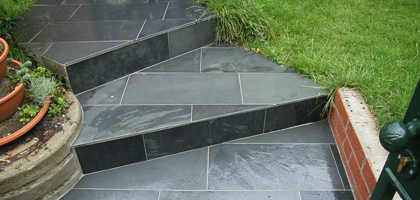 Außenbereich mit Schiefer